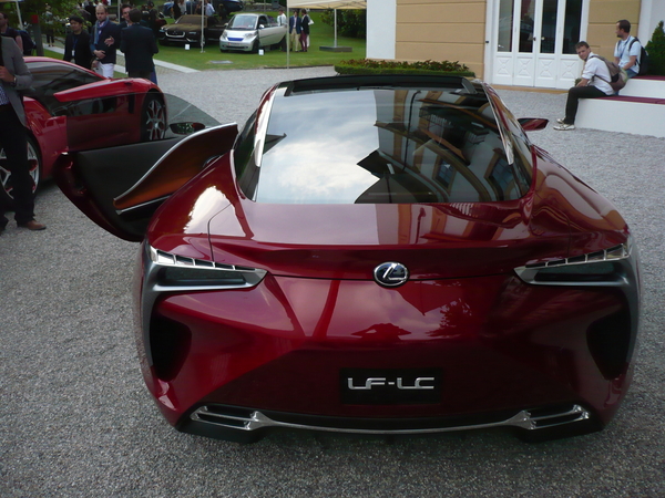 A traseira do Lexus LF-LC