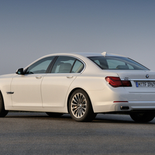 A versão base do modelo é o 730i que com um motor de três litros de seis cilindros em linha de 258cv e 310Nm de binário A versão base do modelo é o 730i que com um motor de três litros de seis cilindros em linha de 258cv e 310Nm de binário
