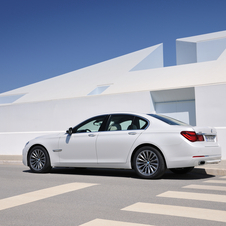 Para além do 750d xDrive as versões 750i, 740d e 730d têm também à sua disposição o sistema xDrive Para além do 750d xDrive as versões 750i, 740d e 730d têm também à sua disposição o sistema xDrive