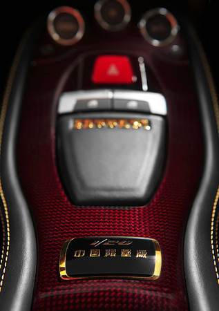 Interior do Ferrari 458 20th Anniversary com acabamento em dourado