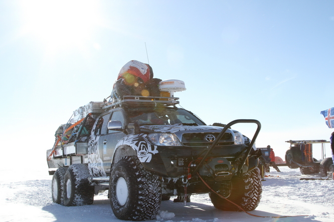 Os Hiluxs foram preparados para a expedição pela Arctic Trucks