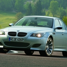 O quarto M5 e o M6 coupe usavam um novo motor 5.0l V10 de alta rotação O quarto M5 e o M6 coupe usavam um novo motor 5.0l V10 de alta rotação