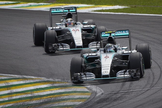 Hamilton e Vettel completaram o pódio em Interlagos