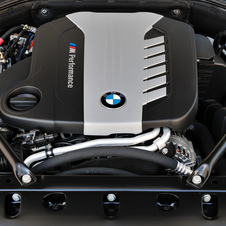 Neu in der Motorenpalette ist der 3.0-Liter Tri-Turbo Diesel. Neu in der Motorenpalette ist der 3.0-Liter Tri-Turbo Diesel.