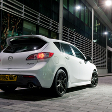 Bi-xenon headlights and adaptive front headlights are standard