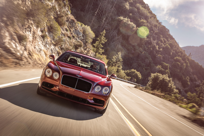 The Flying Spur V8 S is equipped with the same engine of 4.0 liter of the V8 version but the output has increased to 528hp