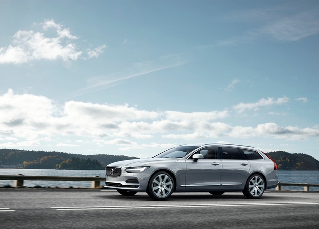 Visually the V90 features similar shapes to the S90, while it is inspired by the Concept Estate concept unveiled in 2014