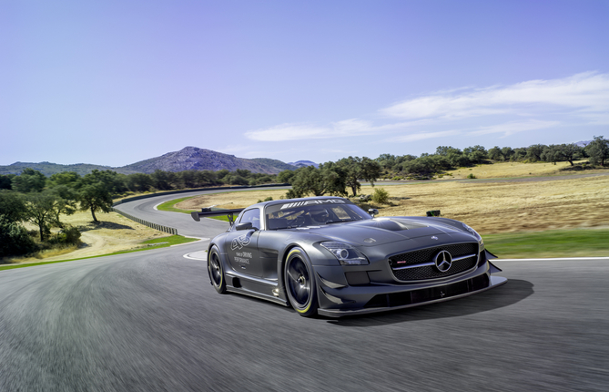 O carro é baseado no SLS AMG GT3