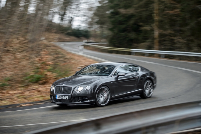 O Bentley GT Speed Coupé atinge uma velocidade máxima de 331km/h