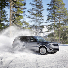 Os engenheiros da Land Rover conseguiram reduzir o peso do modelo em cerca de meia tonelada