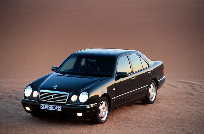 Mercedes-Benz E 200 KOMPRESSOR AT