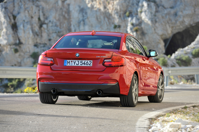 O M235i recebe um diferencial autoblocante limitado opcional