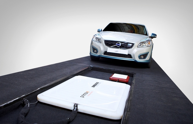 Avec la recharge par induction, il suffit de positionner la voiture au-dessus du dispositif pour que la recharge démarre automatiquement. Avec la recharge par induction, il suffit de positionner la voiture au-dessus du dispositif pour que la recharge démarre automatiquement.