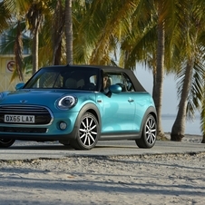 O novo Convertible recebe várias alterações ao nível do design em linha com os restantes modelos da gama Mini