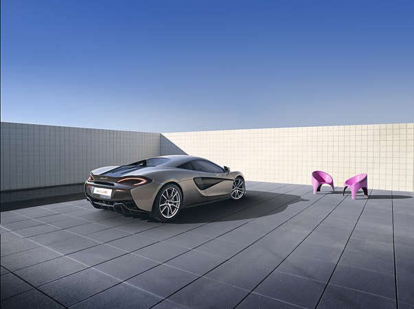 Em termos de design o 570S mantém alguns elementos-chave do design da família McLaren, como por exemplo os faróis do P1