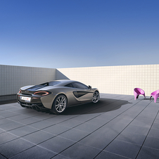 Em termos de design o 570S mantém alguns elementos-chave do design da família McLaren, como por exemplo os faróis do P1