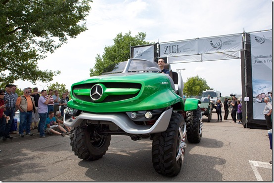 [Mercedes-Benz Unimog] futuristic truck