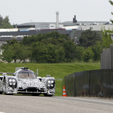 O carro parece bastante semelhante a outros carros de fábrica LMP1