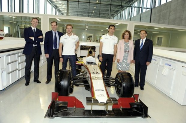 Team Principal, Luis Pérez-Sala,  driver Pedro de la Rosa and Madrid Mayor Ana Botella and Carlos Gracia pose with the F112