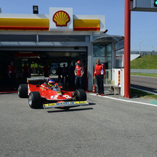Jacques Villeneuve conduz em Fiorano o Ferrari do pai Jacques Villeneuve conduz em Fiorano o Ferrari do pai