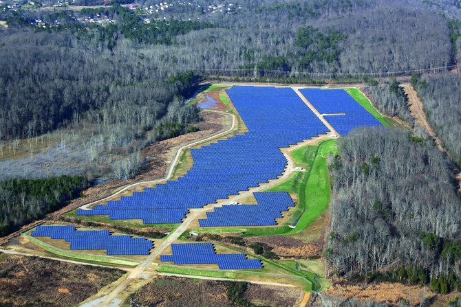 Les 33 600 panneaux photovoltaïques installés sur une surface de 13 ha autour de l'usine devraient produire environ 13 100 MWh par an. 