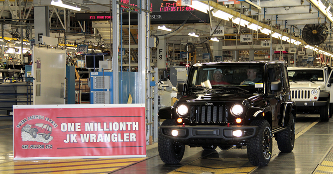 Der ein millionsten Wrangler ist ein schwarzer Jeep Wrangler Rubicon 10th Anniversary