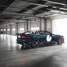 The engine takes the Project 7 to 100km/h in 3.9 segundos and to a limited top speed of 300km/h