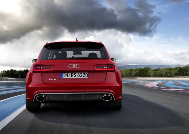 O RS6 Avant recebe um difusor e um spoiler traseiros