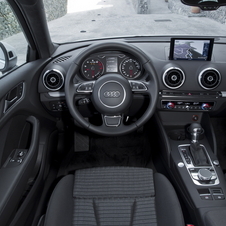 Les lignes progressives et sportives de la carrosserie se prolongent dans l’habitacle de la nouvelle Audi A3 Les lignes progressives et sportives de la carrosserie se prolongent dans l’habitacle de la nouvelle Audi A3