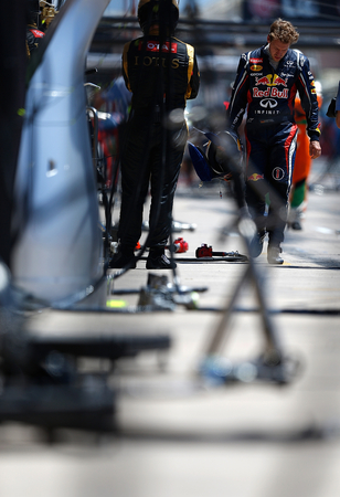 O desiludido Sebastian Vettel a caminho das boxes depois do abandono