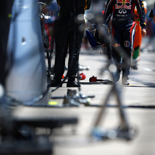 O desiludido Sebastian Vettel a caminho das boxes depois do abandono