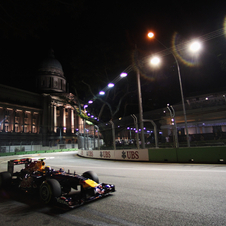 A prova foi a primeira da história da F1 a ser corrida durante a noite