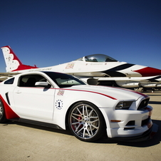 O carro pretende parecer um F-16 dos U.S. Air Force Thunderbirds