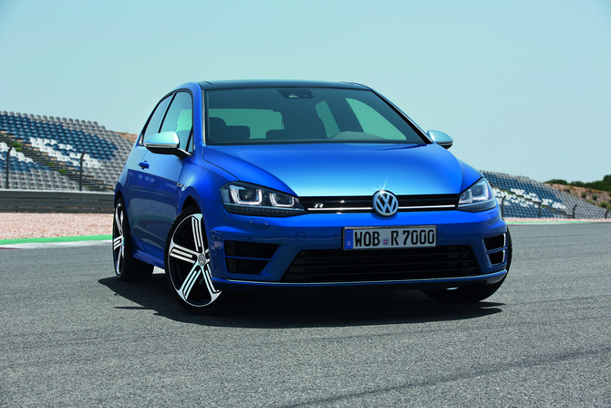 O Golf R será vendido no quarto trimestre deste ano nas variantes três e cinco portas