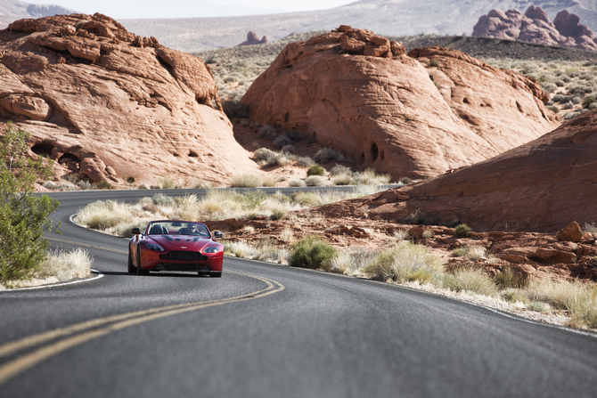 The roadster's weight was increased by 80kg to 1745kg due to the introduction of the fabric roof