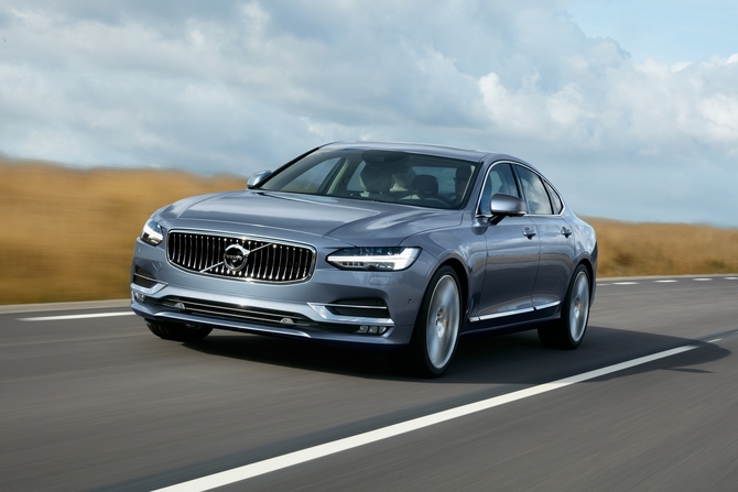 The new S90 will also be equipped with the hybrid plug-in engine T8 Twin Engine