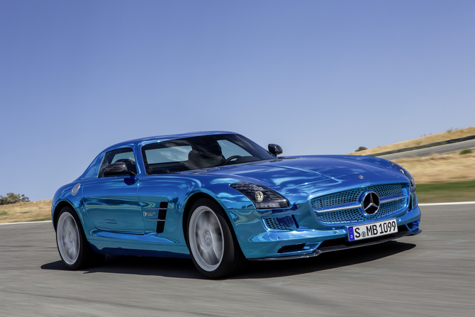 Mercedes-Benz apresenta SLS AMG Coupé Electric Drive