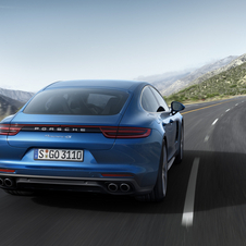 A visually continuous surface together with the lines on the back create a visual link with the Porsche 911