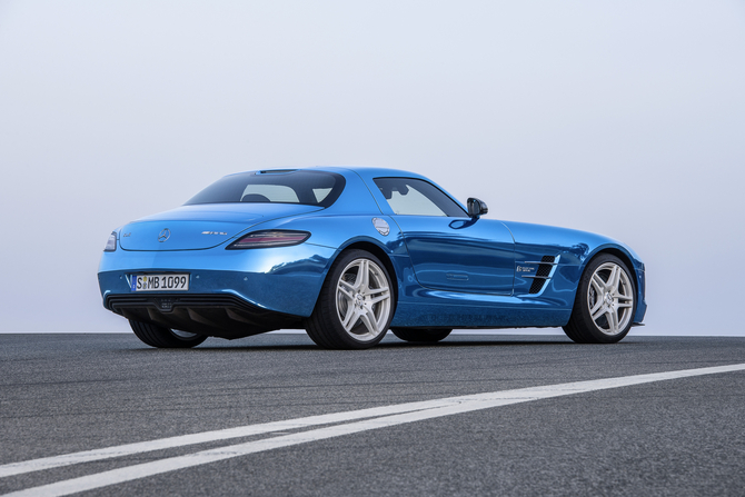 Mercedes-Benz apresenta SLS AMG Coupé Electric Drive