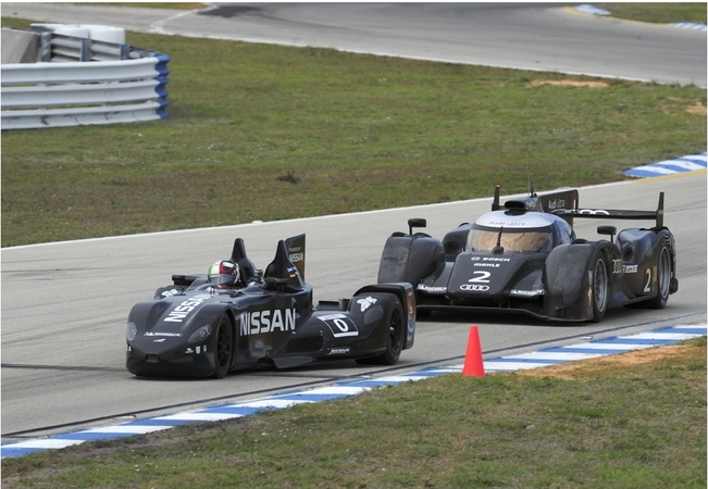 Deltawing and R18 on Track Together