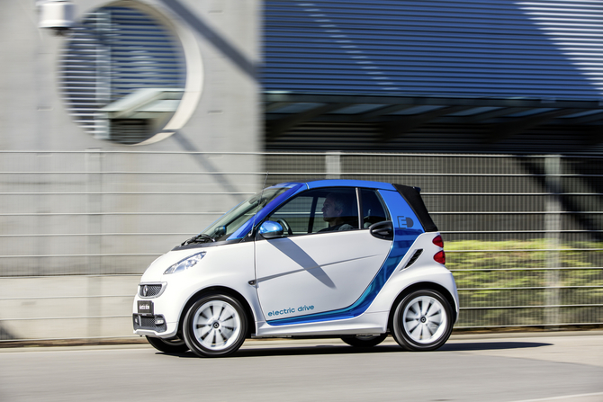 A Tesla trabalhou com a Daimler nas versões elétricas do fortwo e do Classe B