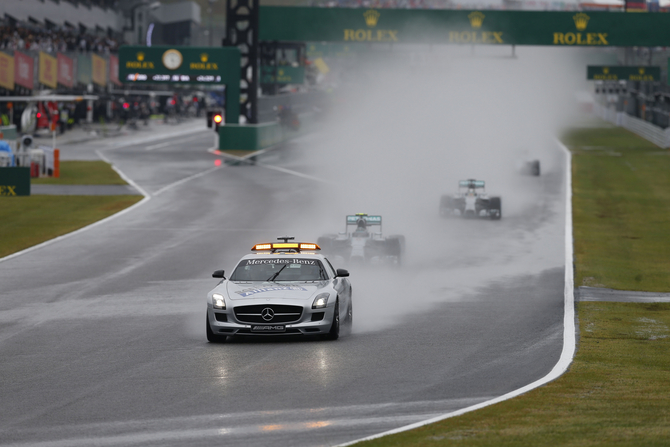 Race started with heavy rain and under safety car