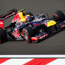 Webber bateu Vettel por 0.074s