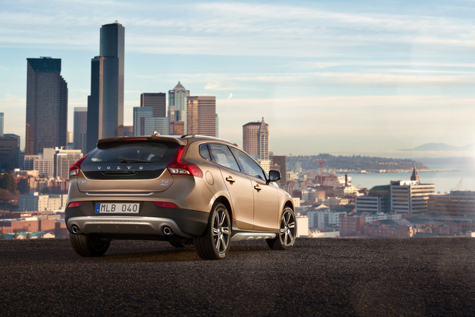 Volvo V40 Cross Country premiers in Paris