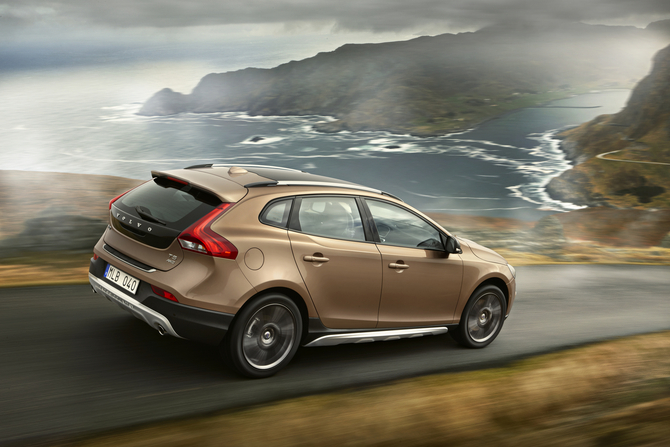 Volvo V40 Cross Country premiers in Paris