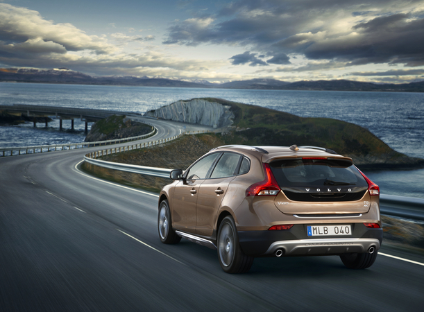 Volvo V40 Cross Country premiers in Paris