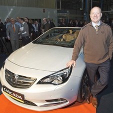 Steve Girsky, Président du Conseil de surveillance, avec le premier cabriolet sorti de chaine.