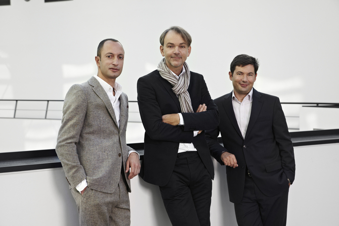 Habib (links) mit dem Leiter des BMW Group Design Adrian van Hooydonk (Mitte) und Leiter des Interieur Design Marc Girard