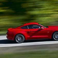 De perfil o carro continua a ser claramente um Mustang, mas agora com um design mais moderno