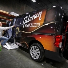 La carrosserie est entièrement décorée aux couleurs de « Gibson Repair & Restoration » d'un côté et « Gibson Pro Audio » de l'autre. 